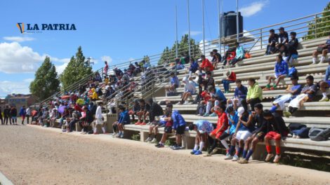 Buena cantidad de jóvenes futbolistas prueban fortuna en CDT Real Oruro