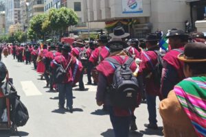 abrogación de decretos por los Ponchos Rojos