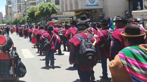 abrogación de decretos por los Ponchos Rojos