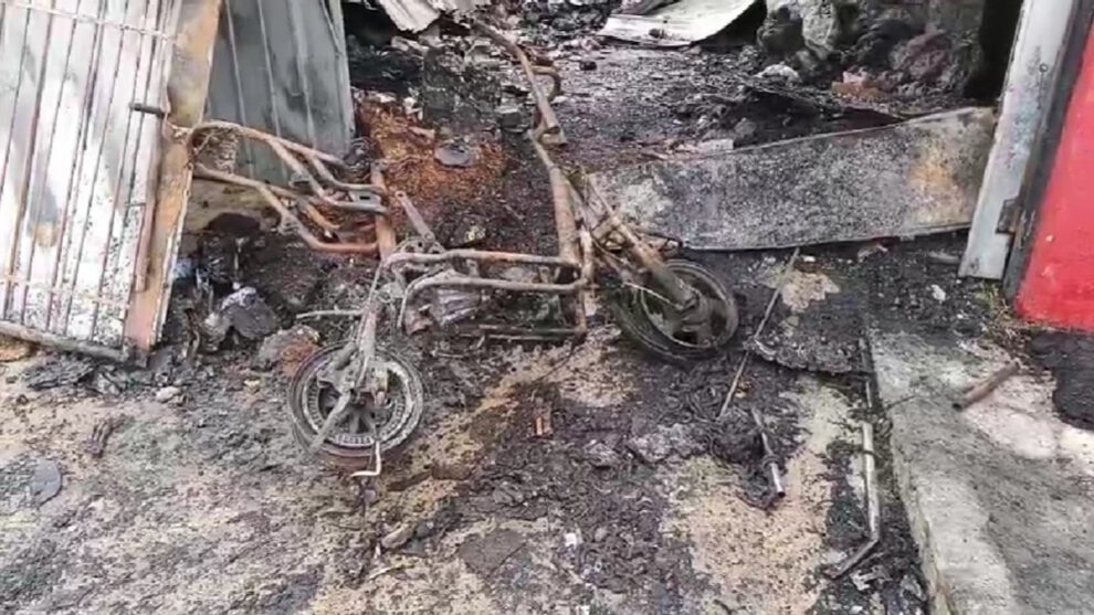 Incendio en barrio cruceño deja una víctima fatal