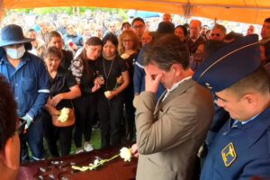 Presidente Paz rinde homenaje a colaborador fallecido en Tarija