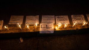 Fotografía de familiares de presos políticos en vigilia esperando liberaciones en Venezuela