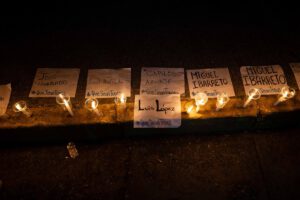 Fotografía de familiares de presos políticos en vigilia esperando liberaciones en Venezuela