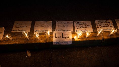 Fotografía de familiares de presos políticos en vigilia esperando liberaciones en Venezuela