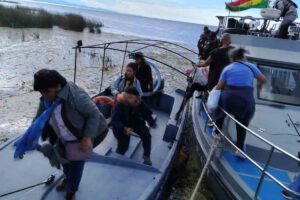 Evacuación de turistas en Copacabana por la Armada Boliviana