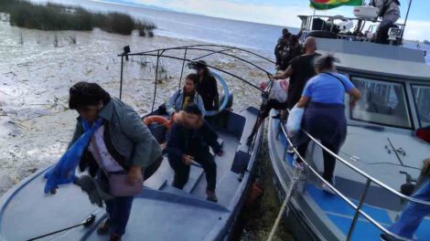 Evacuación de turistas en Copacabana por la Armada Boliviana