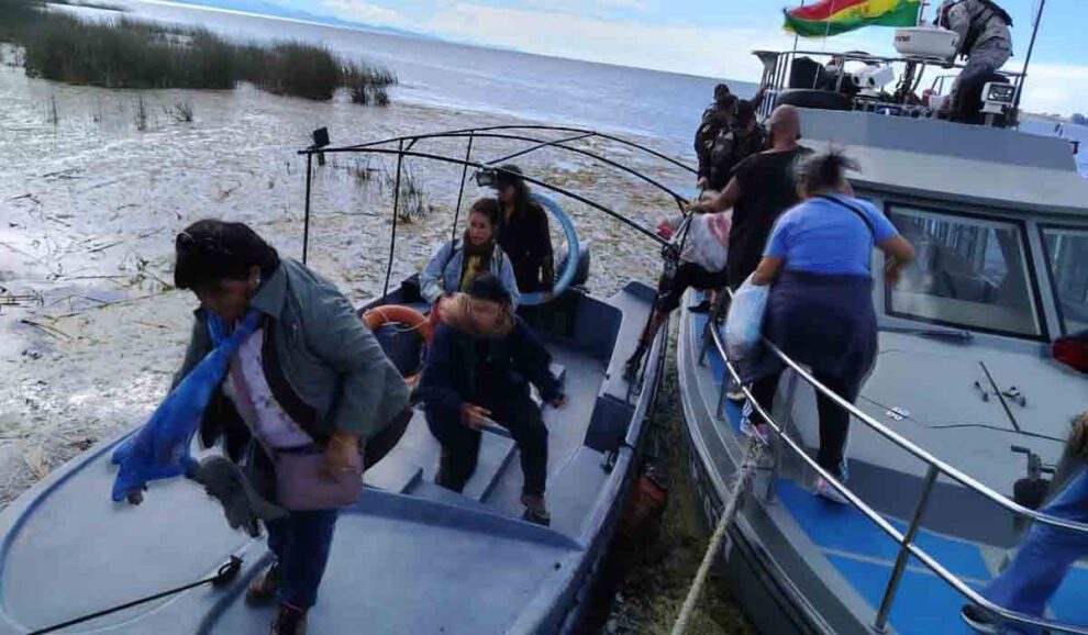 Evacuación de turistas en Copacabana por la Armada Boliviana