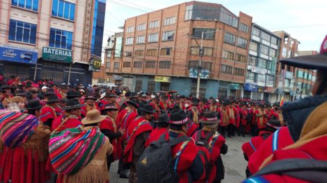Agresiones de Ponchos Rojos en bloqueos en El Alto