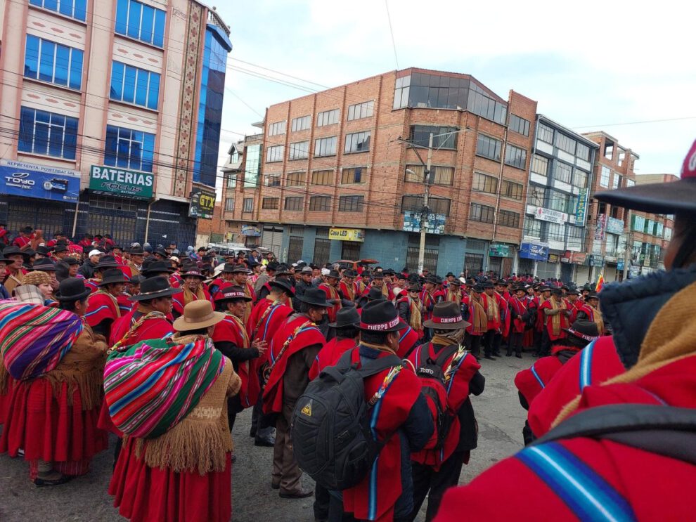 Agresiones de Ponchos Rojos en bloqueos en El Alto