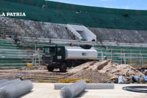 Bolivia y México en estadio en obras