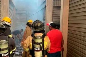 Incendio en la feria Barrio Lindo de Santa Cruz