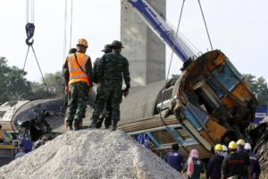 Accidente de tren en Tailandia tras caída de grúa