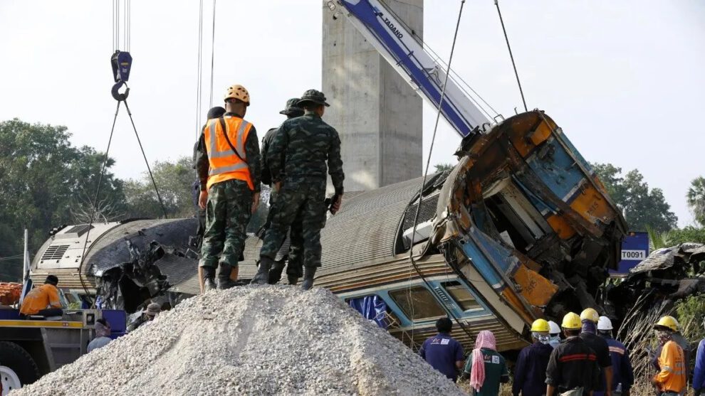 Accidente de tren en Tailandia tras caída de grúa