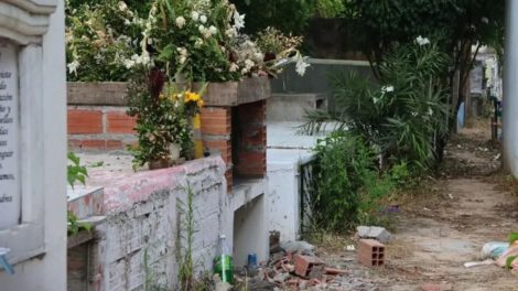 La entrada de un cementerio, en La Guardia