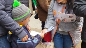 Manillas de seguridad para prevenir el extravío de menores en el Carnaval de Oruro