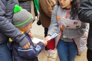 Manillas de seguridad para prevenir el extravío de menores en el Carnaval de Oruro