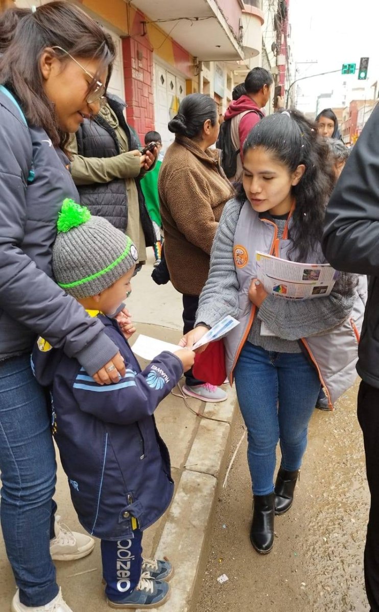 Manillas de seguridad para prevenir el extravío de menores en el Carnaval de Oruro