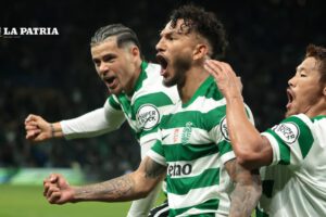 Luis Suárez celebra con sus compañeros su doblete para el triunfo del Sporting ante el PSG