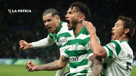 Luis Suárez celebra con sus compañeros su doblete para el triunfo del Sporting ante el PSG