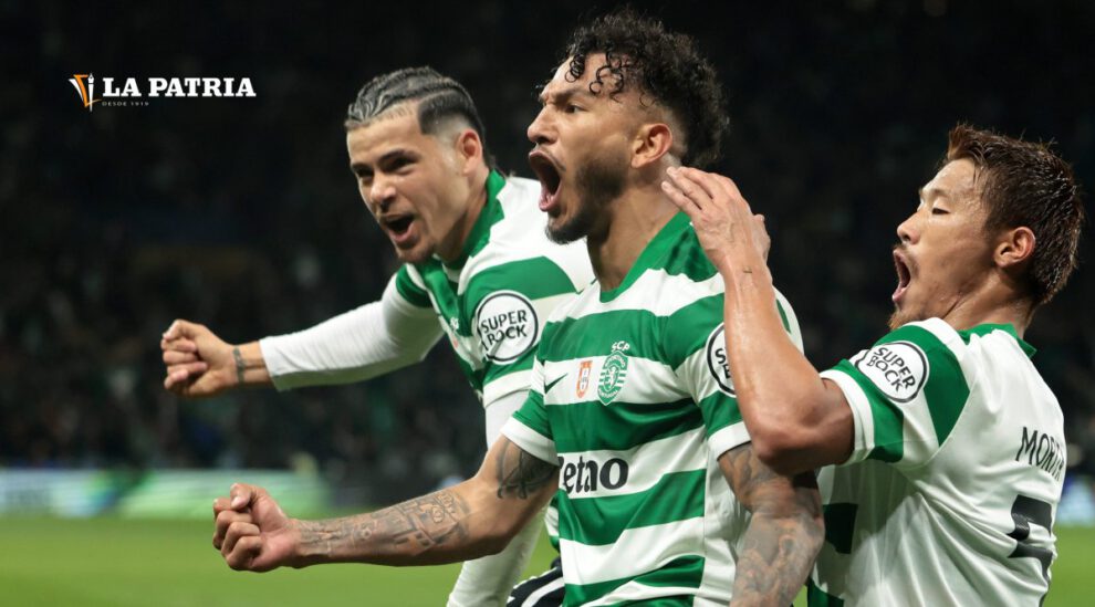 Luis Suárez celebra con sus compañeros su doblete para el triunfo del Sporting ante el PSG