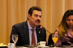 Manfred Reyes Villa responde a críticas del vicepresidente Edmand Lara