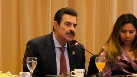 Manfred Reyes Villa responde a críticas del vicepresidente Edmand Lara