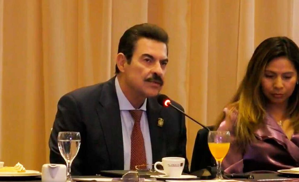 Manfred Reyes Villa responde a críticas del vicepresidente Edmand Lara