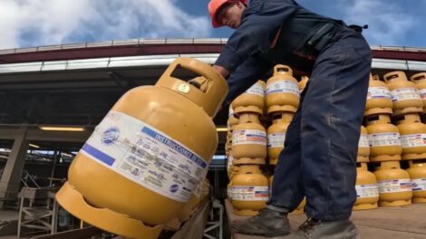 Abastecimiento de garrafas de gas licuado durante el feriado