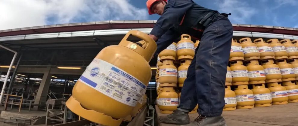 Abastecimiento de garrafas de gas licuado durante el feriado