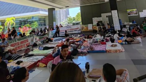 Paro de salud en Santa Cruz afecta a pacientes