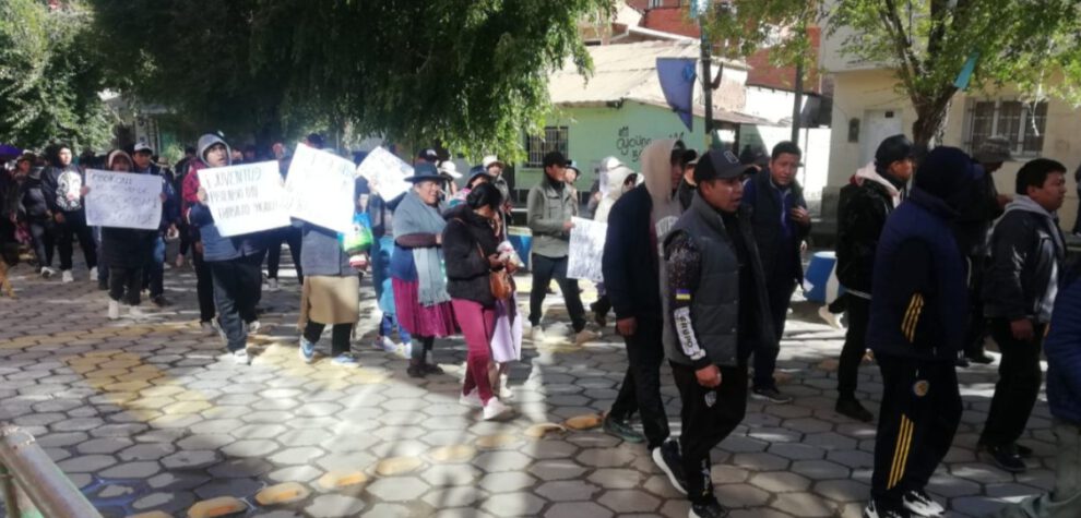 Desempleados de Huanuni exigen fuentes laborales en protesta