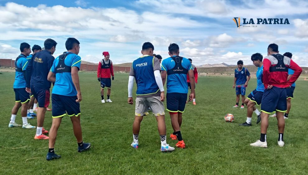 CDT Real Oruro durante el entrenamiento en su complejo
