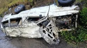 Tragedia en La Paz: tres muertos tras embarrancamiento de vagoneta