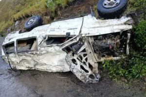 Tragedia en La Paz: tres muertos tras embarrancamiento de vagoneta