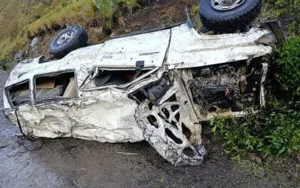 Tragedia en La Paz: tres muertos tras embarrancamiento de vagoneta