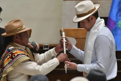 Prohibición de entrega de símbolos a candidatos por la federación Tupac Katari