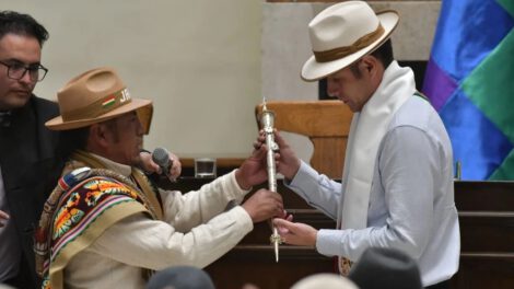 Prohibición de entrega de símbolos a candidatos por la federación Tupac Katari