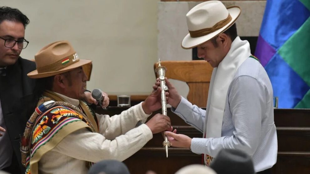 Prohibición de entrega de símbolos a candidatos por la federación Tupac Katari