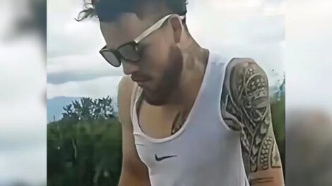 hombre arrastrado por un río