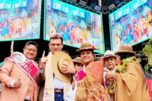 Paz afirma que su Gobierno promueve medidas para proteger y promocionar el folklore nacional