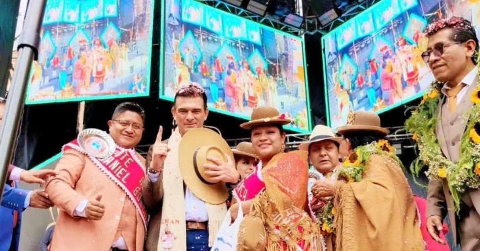 Paz afirma que su Gobierno promueve medidas para proteger y promocionar el folklore nacional