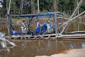 Destrucción de balsas en operativos contra minería ilegal