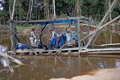 Destrucción de balsas en operativos contra minería ilegal
