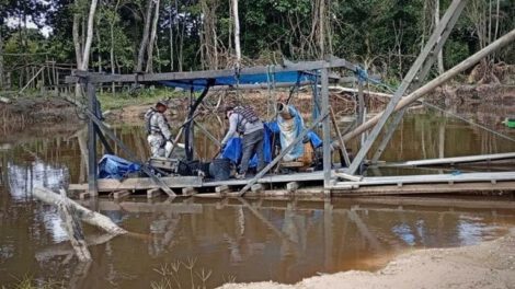Destrucción de balsas en operativos contra minería ilegal