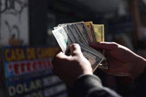 Devolución de dólares a ahorradores en Bolivia