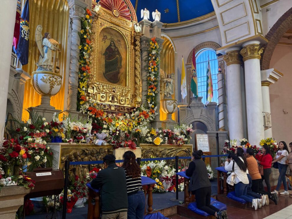 Fieles celebran el Día de la Candelaria en Oruro