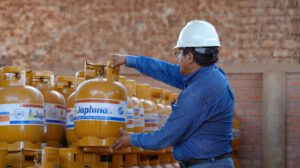 Un operario revisa las garrafas de Gas Licuado de Petróleo (GLP)