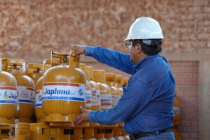Un operario revisa las garrafas de Gas Licuado de Petróleo (GLP)