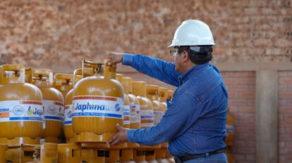 Un operario revisa las garrafas de Gas Licuado de Petróleo (GLP)