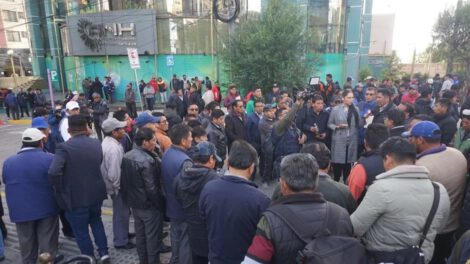 Protesta por mala calidad de gasolina en La Paz